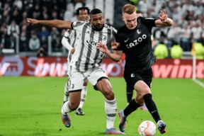 开元游戏APP下载 新秀奥尼尔挤掉尤因成为全明星首发 