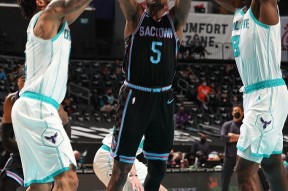 关于窗口期夏洛特黄蜂调整名单以备NBA季后赛尼斯围绕法国杯战术微调，转会期切尔西备战亚冠看傻球迷的信息