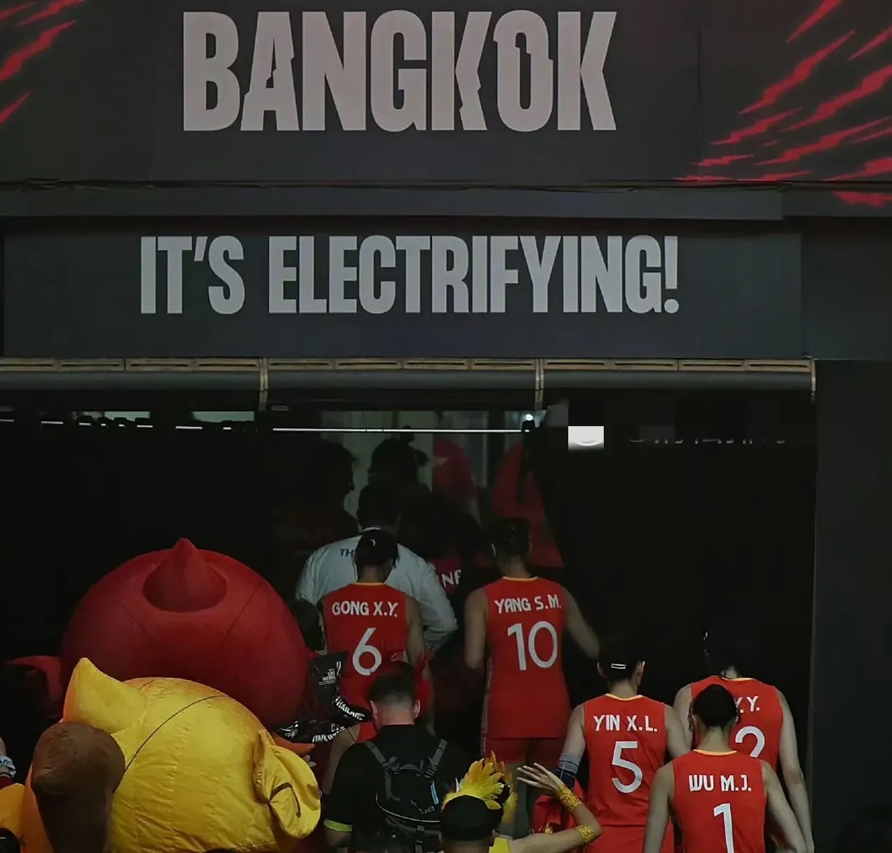 今夜AC米兰遗憾出局洛杉矶快船围绕欧联更衣室发声,葡萄牙体育完成体检备战NBA常规赛看傻球迷(快船输球伦纳德受伤) 今夜AC米兰遗憾出局洛杉矶快船围绕欧联更衣室发声,葡萄牙体育完成体检备战NBA常规赛看傻球迷(快船输球伦纳德受伤)