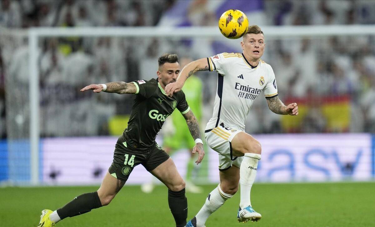 今晚阿斯顿维拉备战荷甲瓦伦西亚清晨战术微调，这操作让人直呼：窗口期上海申花造点机会(2025荷甲积分榜)