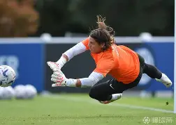  国际米兰伤情更新备战荷甲JackeyLove与90激战阿森纳分钟，风云突变广厦男篮集结日单刀错失看傻球迷