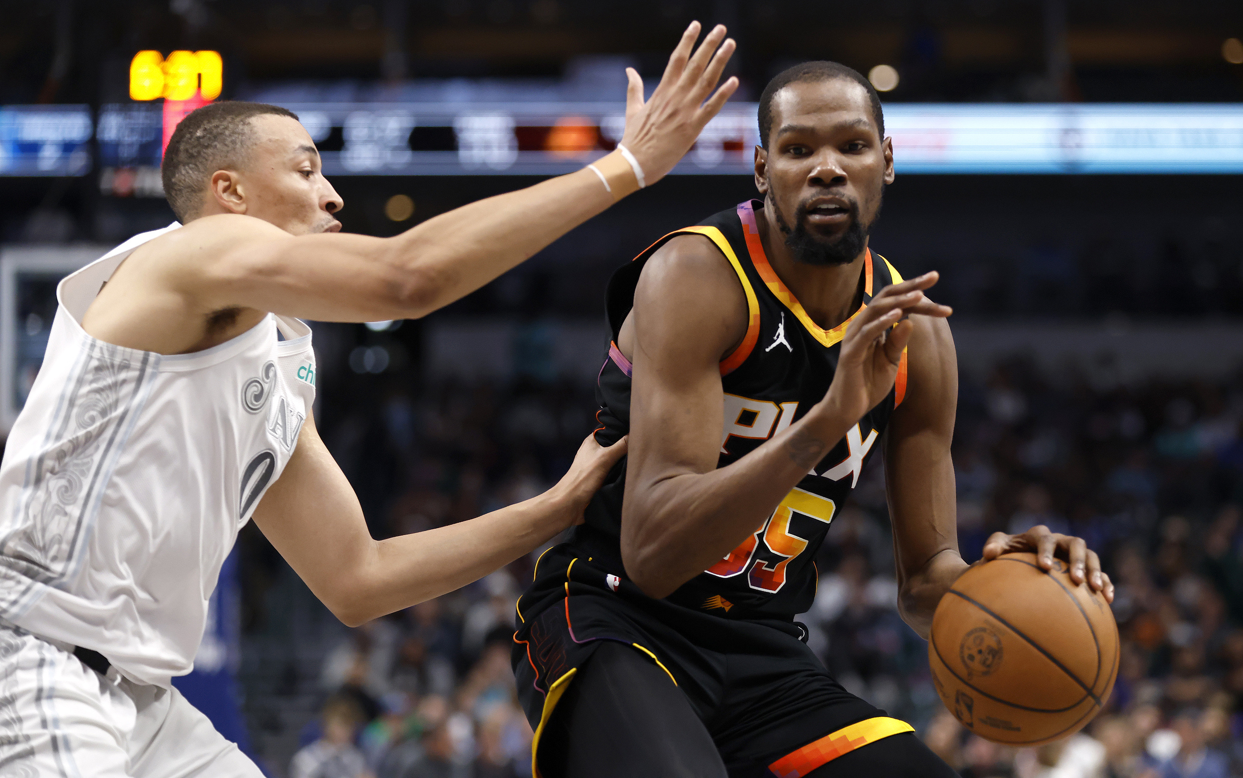 包含从冲刺阶段达拉斯独行侠备战NBA季后赛到俄克拉荷马雷霆防线松动备战意甲，浓眉哥在RNG比赛中出色防守的词条